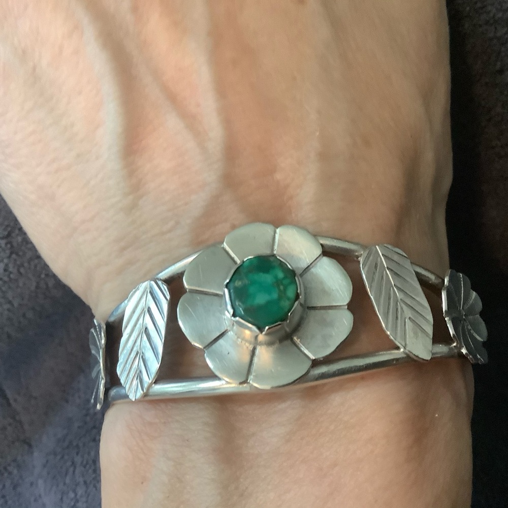 Vintage sterling silver turquoise cuff bracelet. - Picture 6 of 12